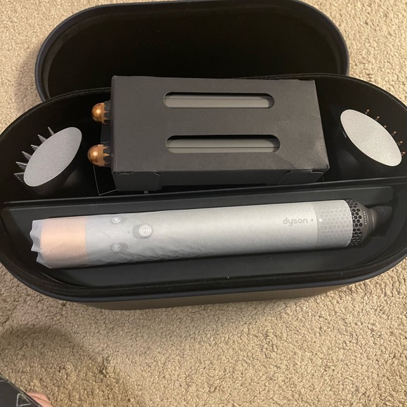 Dyson - Picture 3 of 6